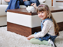 Kind mit Sparschwein