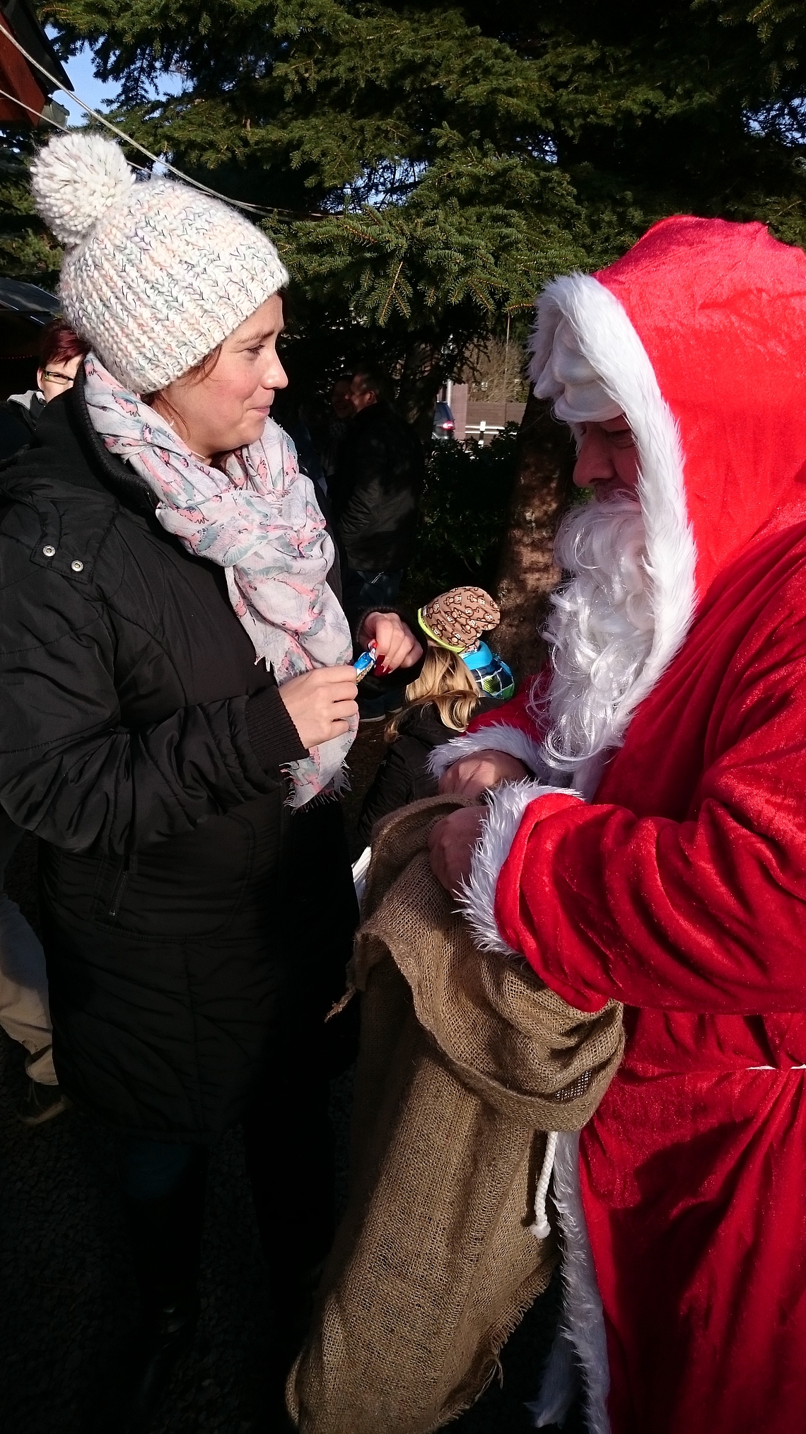 KernHaus Weihnachtsbaumschlagen mit Bauherren auf dem